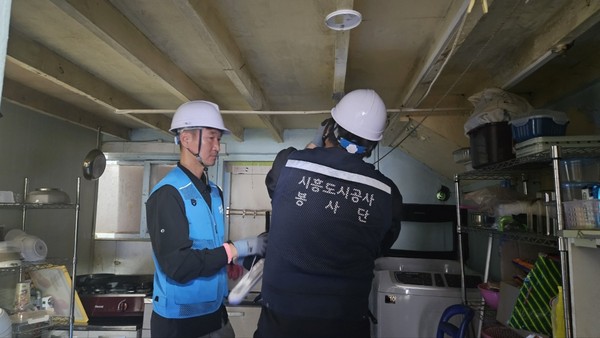 ▲ 취약가구 대상 안전점검 및 LED전등 교체 실시 모습.