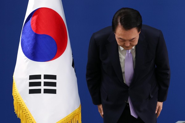 ▲ 고개 숙여 사과하는 윤석열 대통령. /뉴시스
