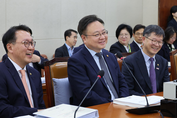 ▲ 조규홍(가운데) 보건복지부 장관이 7일 오전 서울 여의도 국회에서 열린 보건복지위원회 전체회의에서 이기일(오른쪽) 제1차관, 박민수 제2차관과 대화하며 미소짓고 있다. /뉴시스