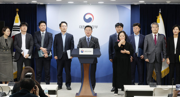 ▲ 딥페이크 대응 범정부 TF 단장인 김종문 국무조정실 국무1차장이 지난 6일 서울 종로구 정부서울청사에서 딥페이크 성범죄 대응 강화 방안 브리핑을 하고 있다. /뉴시스