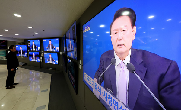 ▲ 尹 대통령 대국민담화 지켜보는 시민. /뉴시스
