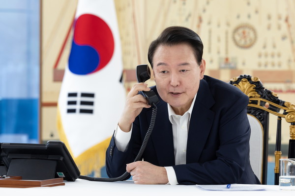 ▲ 윤석열 대통령이 7일 서울 용산 대통령 관저에서 제47대 미국 대통령 선거에서 당선된 도널드 트럼프 미국 대통령 당선인에게 축하 전화 통화를 하고 있다. (사진=대통령실 제공) /뉴시스