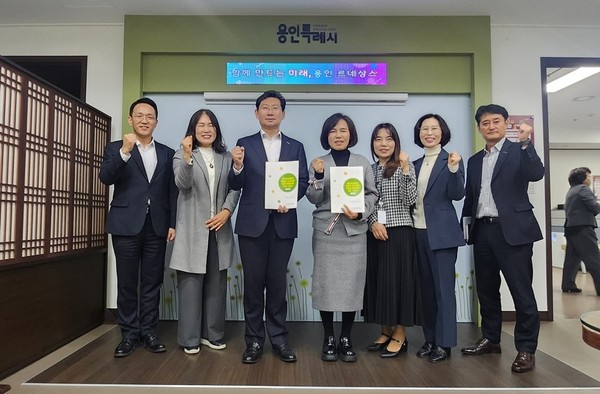 ▲ 이상일 용인특례시장과 김희정 용인교육지원청 교육장이 경기형 과학고 예비 지정 공모 신청서에 서명을 한 후 시 관계자들과 사진을 찍고 있다.