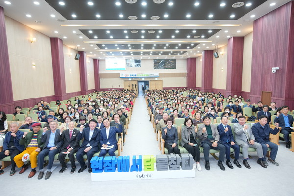 ▲ 주민들과 파이팅으로 월곡1동 현장구청장실 운영을 시작하는 이승로 성북구청장(맨 앞줄 왼쪽에서 네 번째).