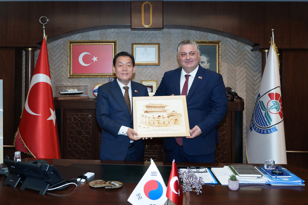▲ 이재준 수원특례시장(왼쪽)과 메흐메트 귀렐 얄로바시장이 함께하고 있다.