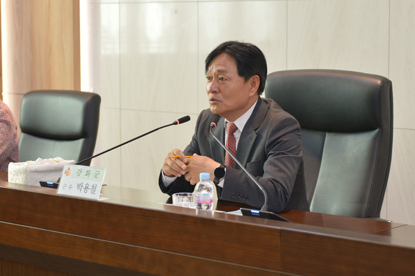 ▲ 박용철 강화군수가 유·초·중·고 교장 선생님들과의 간담회를 주재하고 있다.