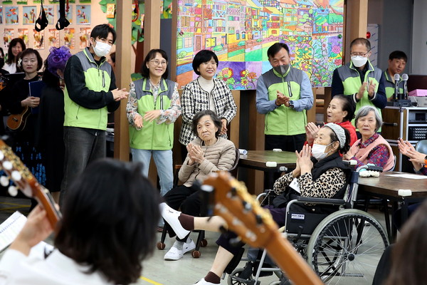 ▲ 8일 연무동 소재의 한 주간보호센터에서 열린 수원도시공사 나눔문화 프로젝트 ‘찾아가는 문화사랑방’ 봉사활동에서 공사 나눠드림 봉사단이 어르신들과 공연을 함께 즐기고 있다.(사진=수원도시공사 제공)