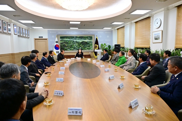 ▲ 새마을지도자서울시협의회 회장단과 간담회 중인 최호정 의장.