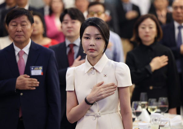 ▲ 필리핀을 국빈 방문한 윤석열 대통령 부인 김건희 여사가 지난달 6일 마닐라 페닌슐라호텔에서 열린 필리핀 동포 초청 만찬 간담회에서 국기에 경례하고 있다. /뉴시스