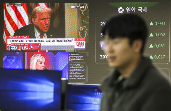 ▲ 서울 중구 하나은행 딜링룸 전광판에 미국 대선 관련 뉴스가 나오고 있다. /뉴시스