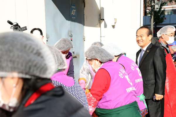 ▲ 성남농협 김장담그기 행사 참석한 이덕수 의장.