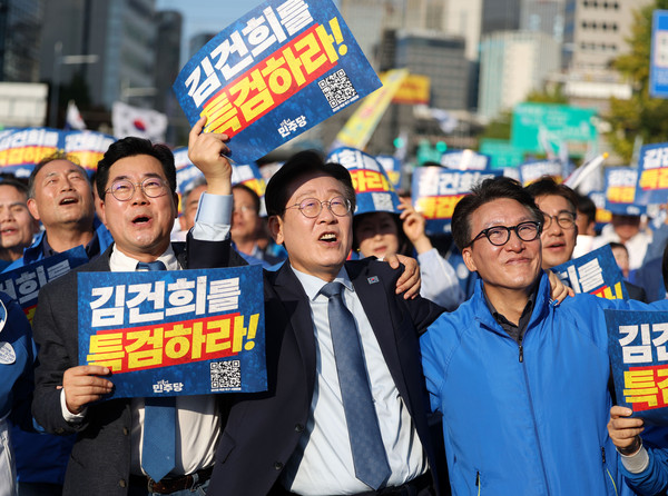 ▲ 장외집회 나선 더불어민주당 지도부. /뉴시스