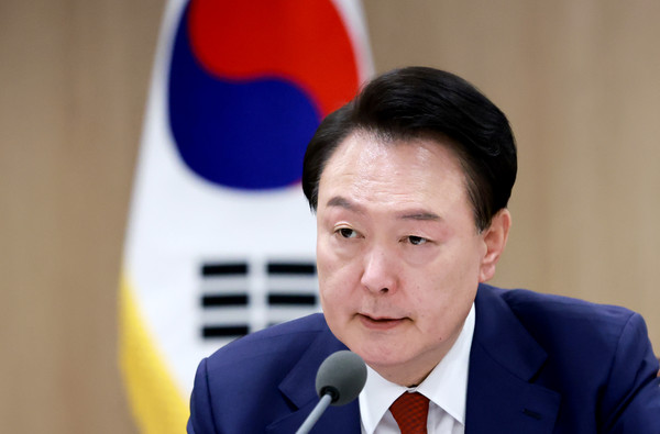 ▲ 윤석열 대통령이 10일 서울 용산 대통령실에서 '대외여건 변화에 따른 긴급 경제·안보 점검회의'를 주재하고 있다. /뉴시스