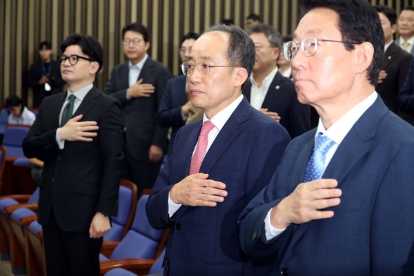 ▲ 국민의례 하는 한동훈-추경호-김상훈. /뉴시스