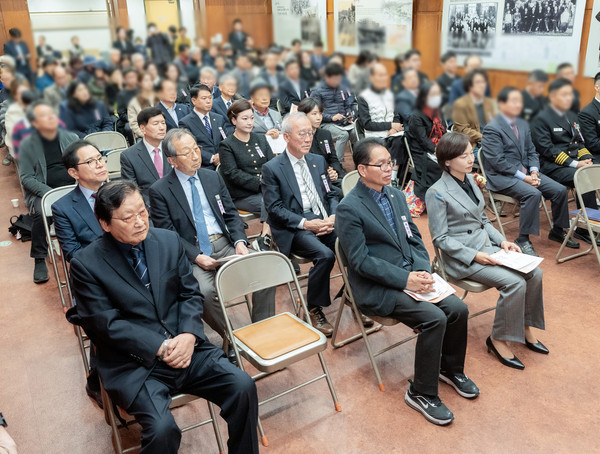 ▲ 8일 도산안창호기념관 강당에서 열린 ‘도산안창호선생 탄신 제146주년 기념식’에 참석한 강남구의회 의원들(첫 번째 줄 좌측에서 2번째 복진경 부의장, 두 번째 줄 좌측에서 1번째 강을석 행정안전위원장, 세 번째 줄 좌측에서 3번째 이도희 경제도시위원장, 2번째 김현정 복지문화위원장).