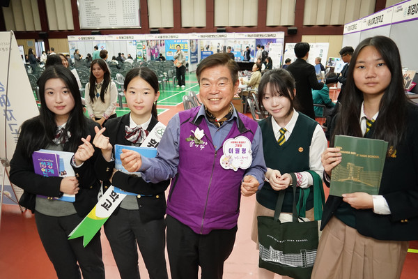 ▲ 동대문구 미래교육박람회에서 이필형 동대문구청장이 학생들과 기념 촬영을 하고 있다.