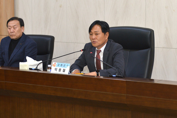 ▲ 박용철 강화군수가 강화군 이장협의회 정기회의를 주재하고 있다.