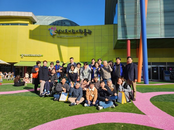 ▲ 경기도어린이박물관, 문화소외계층 대상 초청 프로그램 참여자 단체사진.
