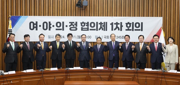 ▲ 한덕수 국무총리, 한동훈 국미의힘 대표, 이진우 대한의학회장을 비롯한 참석자들이 11일 오전 서울 여의도 국회에서 열린 여·야·의·정 협의체 1차 회의에 앞서 기념촬영을 하고 있다. /뉴시스