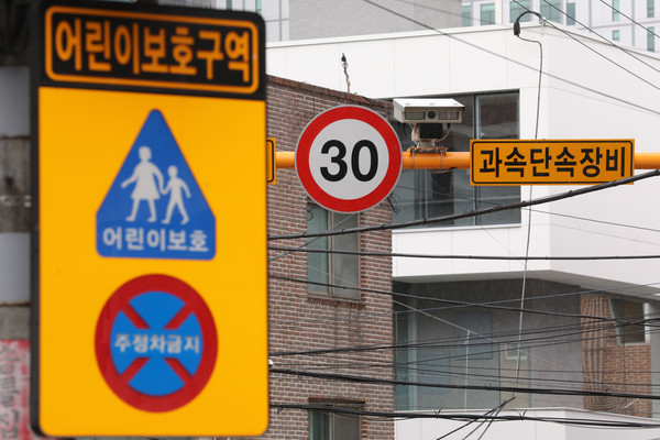 ▲ 서울 마포구 내 어린이보호구역 내 과속단속카메라. /뉴시스