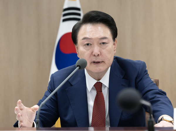 ▲ 윤석열 대통령이 10일 서울 용산 대통령실에서 '대외여건 변화에 따른 긴급 경제·안보 점검회의'를 주재하고 있다. /뉴시스
