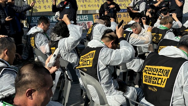 ▲ 민주노총 공공운수노조 화물연대본부(화물연대)가 안전운임제 입법을 강력히 촉구하며 삭발식을 진행했다. /뉴시스