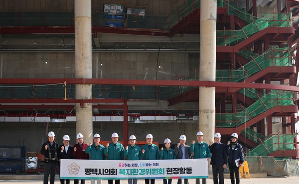 ▲ 평택시의회 복지환경위원회가 평택아트센터 건립 예정지를 방문한 모습.