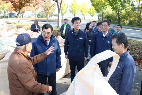 ▲ 주낙영 시장이 통일전에서 진행된 공공비축미 매입 현장을 방문해 농업인들을 격려하고 있다.