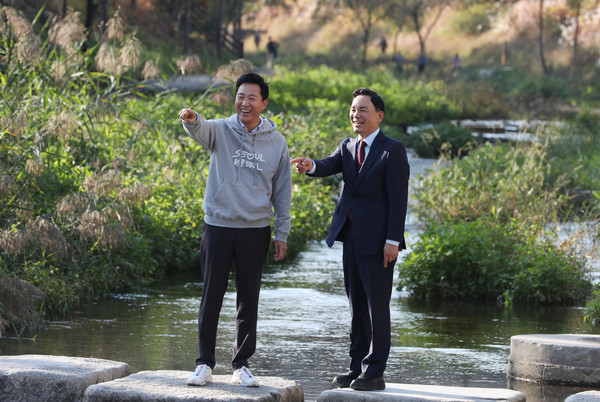 ▲ 11일 열린 준공식에서 세곡천을 둘러보는 조성명 강남구청장(오른쪽), 오세훈 서울시장(왼쪽).