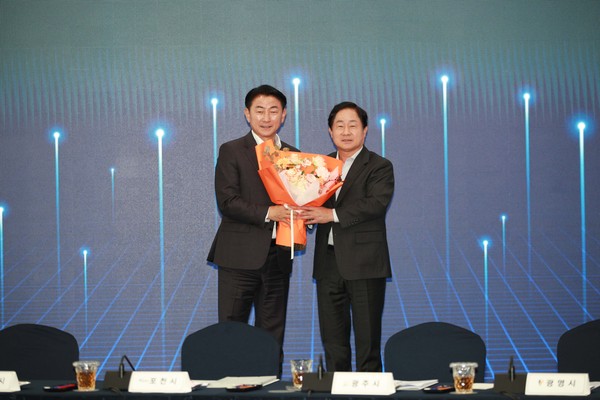 ▲ 주광덕 남양주시장(오른쪽)과 김동근 의정부시장(왼쪽).