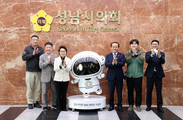 ▲ 성남시의회에 벤치마킹 위해 방문한 과천시의회 하영주 의장(왼쪽에서 세번째)과 직원들 모습.