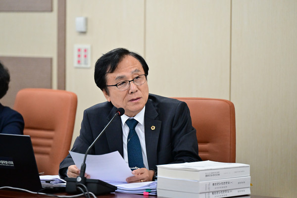 ▲ 행정사무감사 진행하는 강석주 시의원.