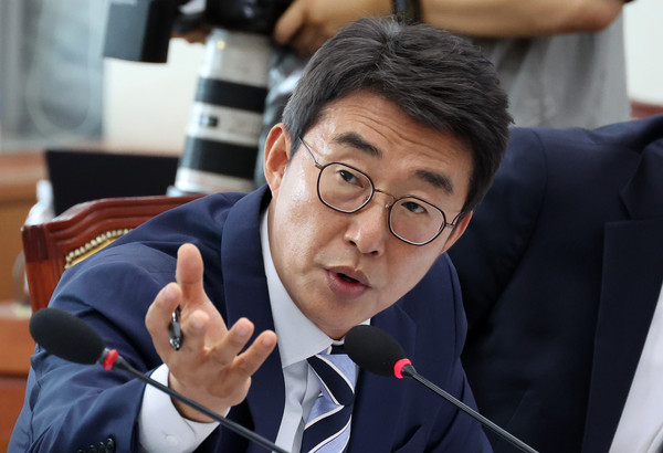▲ 노종면 더불어민주당 의원이 21일 오후 서울 여의도 국회에서 열린 과학기술정보방송통신위원회의 방송통신위원회 설치 및 운영에 관한 법률 일부개정법률안에 대한 입법청문회에서 김홍일 방송통신위원장에게 질의하고 있다. /뉴시스