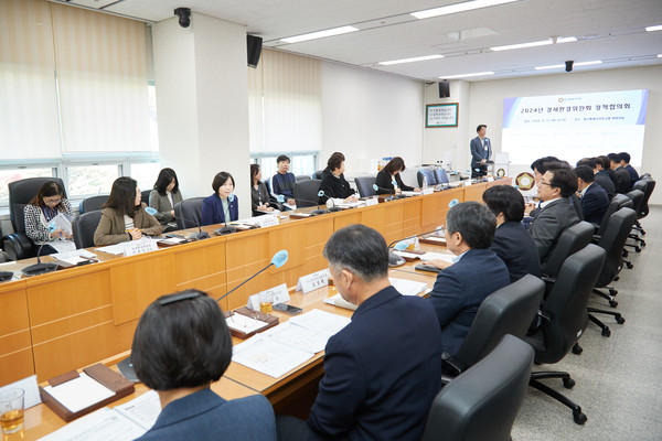 ▲ 용인특례시의회 경제환경위원회 정책협의회 개최 모습.