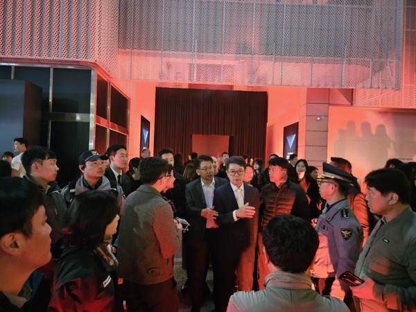 ▲ 정원오 구청장이 성수동 인파 밀집 위기 상황 발생 시 성동경찰서와 합동으로 합동 계도를 하고 있는 모습.