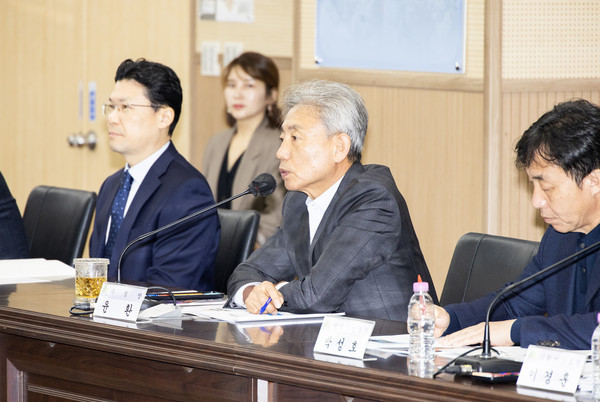 ▲ 윤환 계양구청장이 국회·시·구의원과의 주요사업 정책간담회를 주재하고 있다.