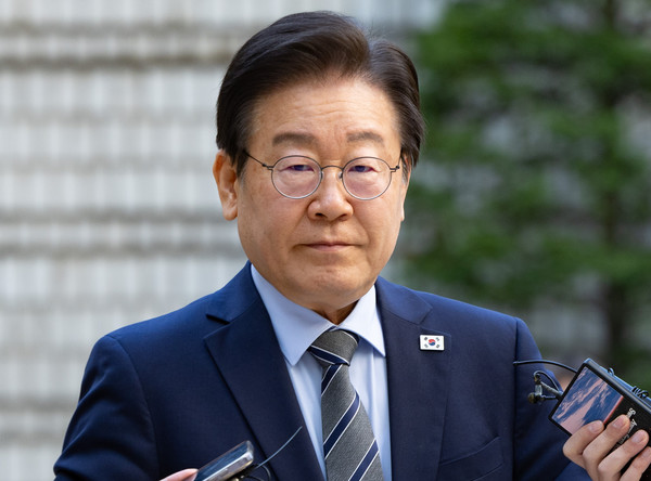 ▲ 묵묵부답으로 법정 향하는 이재명 대표. /뉴시스