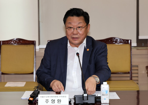 ▲ 주형환 저출산·고령사회위원회 부위원장이 지난 7월 29일 오후 서울 종로구 정부서울청사에서 열린 제2차 인구 비상대책회의에서 발언하고 있다. /뉴시스