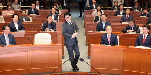 ▲ 한동훈 국민의힘 대표가 4일 오전 서울 여의도 국회에서 열린 의원총회에서 발언을 하기 위해 연단으로 향하고 있다. /뉴시스