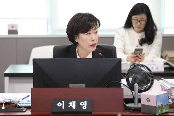 ▲ 행정사무감사 진행하는 이채영 의원.
