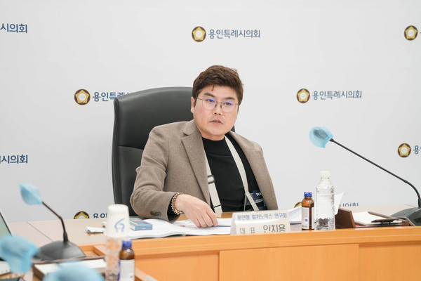 ▲ 용인형 컬처노믹스 연구회 회원들과 안치용 대표가 발언하고 있다.