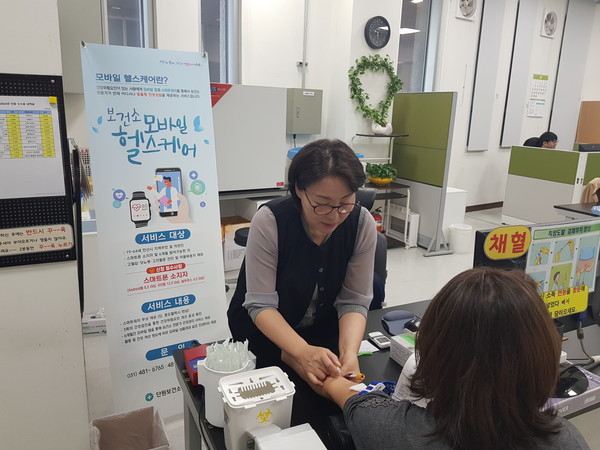 ▲ 안산시 모바일 헬스케어사업 실시 모습.