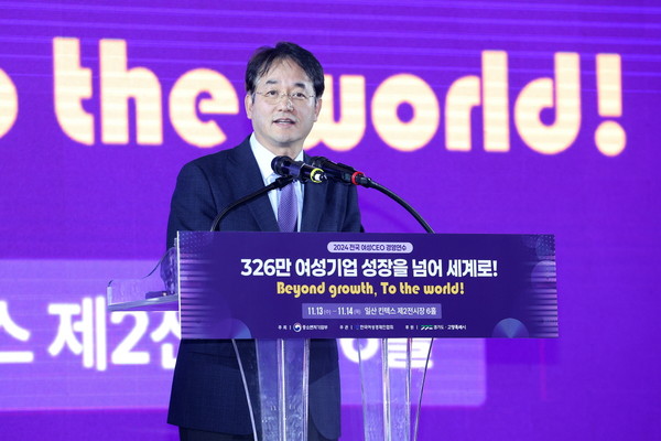 ▲ 이동환 고양특례시장이 '2024 전국여성CEO경영연수' 행사에서 인사말을 하고 있다.