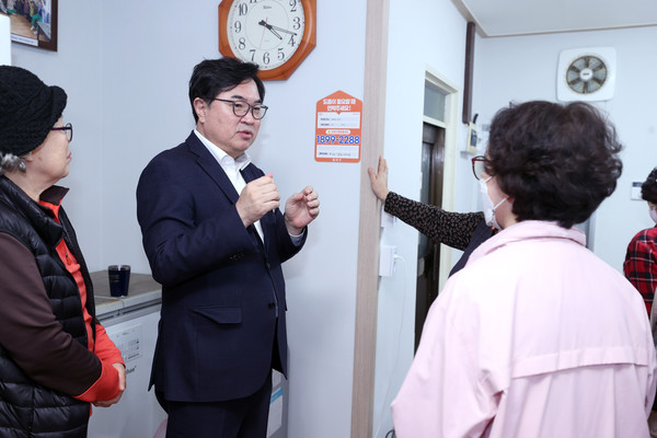 ▲ 지난 3월 관내 대방동 경로당을 방문해 효도콜센터 활용 방법 등을 설명하고 있는 박일하 동작구청장.