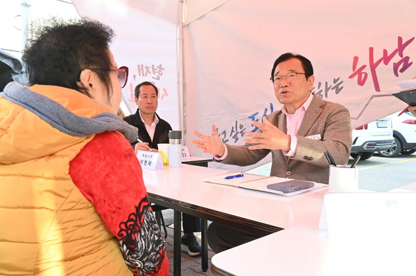 ▲ 이현재 하남시장이 제13회 이동시장실에서 주민들의 의견을 듣고, 해결방안에 대해 논의하고 있다.