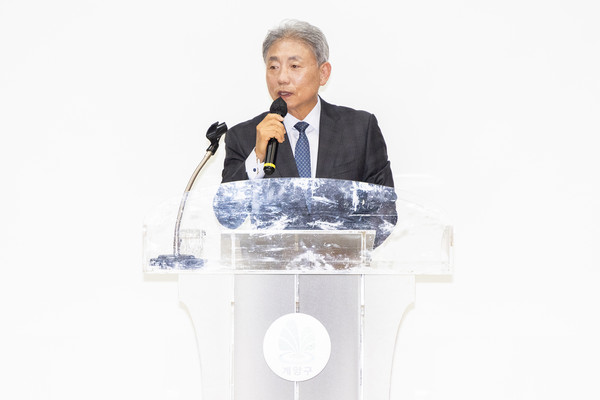 ▲ 윤환 계양구청장이 자원봉사자 보수교육 행사에 참석해 봉사자들을 격려하고 있다.
