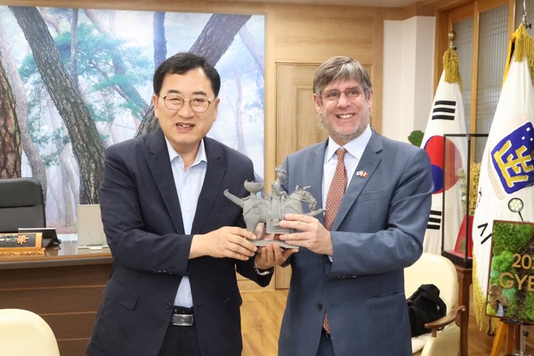 ▲ 주낙영 경주시장이 지난 8월 APEC 정상회의 협력을 위해 경주를 찾은 파울 두클로스 주한페루대사와 시장실에서 환담을 나누고 있다.