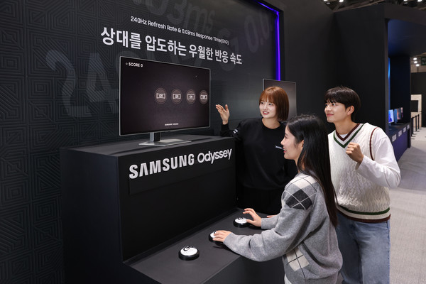 ▲ 삼성전자 모델이 지스타 2024 오디세이 모니터 체험존 'All Ready. OLED'에서 오디세이 모니터의 높은 주사율을 경험할 수 있는 '동체 시력 테스트'를 체험하고 있다. (사진=삼성전자 제공)