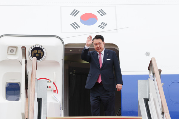 ▲ 윤석열 대통령, APEC-G20 정상회의 참석차 출국하는 모습. /뉴시스