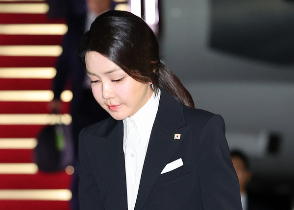 ▲ 필리핀·싱가포르 국빈방문 및 한·아세안 정상회의 일정을 마친 윤석열 대통령 부인 김건희 여사가 11일 성남 서울공항에 도착해 공군 1호기에서 내려 차량으로 향하고 있다. /뉴시스